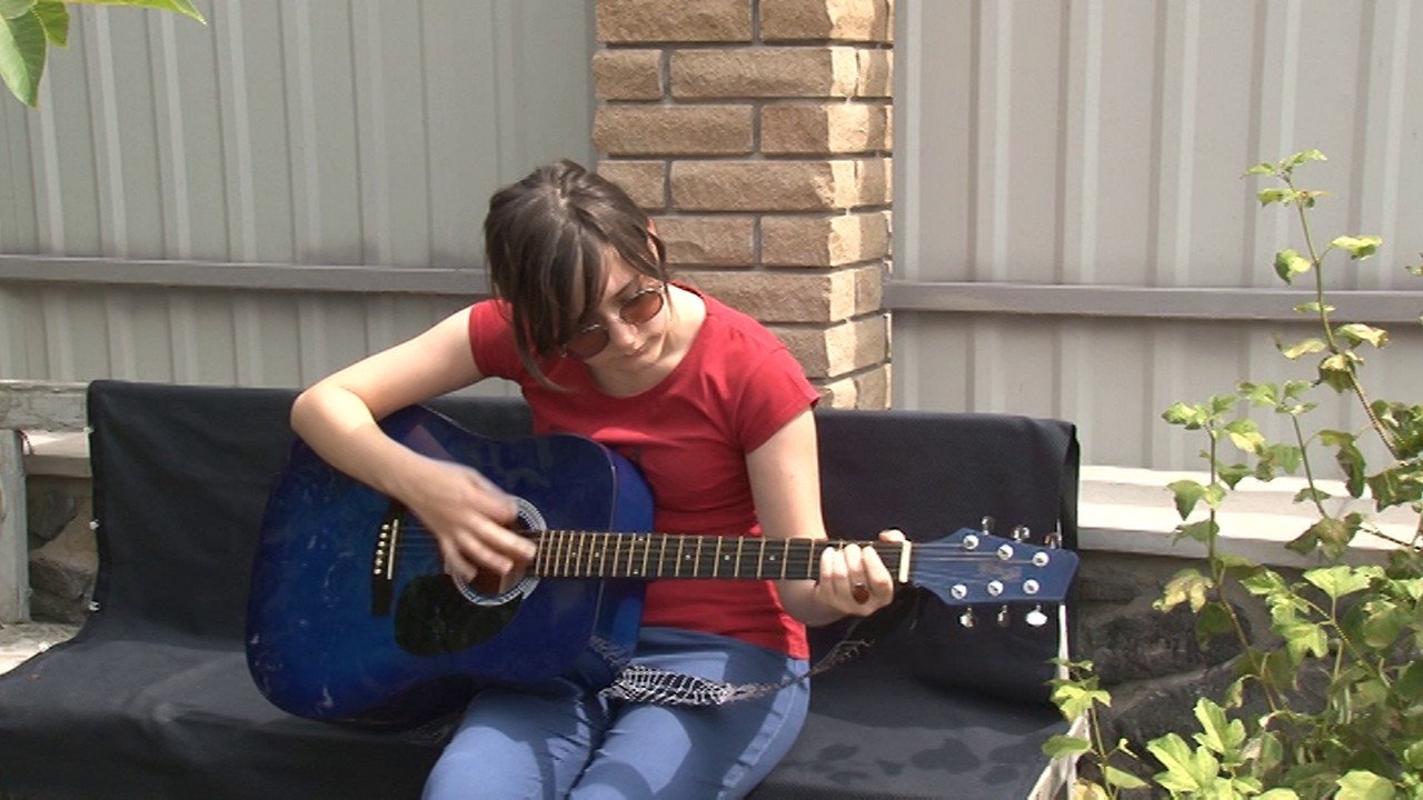 Тальнівчанка в 13 років грає на 13-ти музичних інструментах