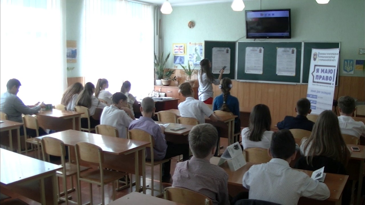 Для учнів Черкаської школи №4 сьогодні провели урок «Стоп, булінгу»