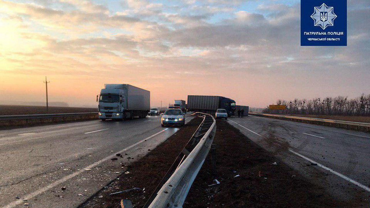 На Черкащині зіткнулись 10 автівок та один  рейсовий автобус