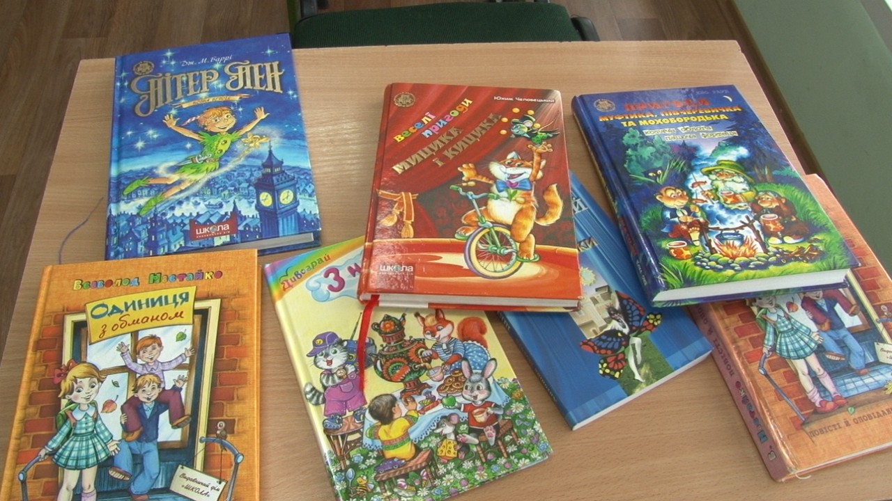 Два десятки  друкованих видань  від школярів та їхніх батьків отримала у дарунок  бібліотека черкаської  школи №17