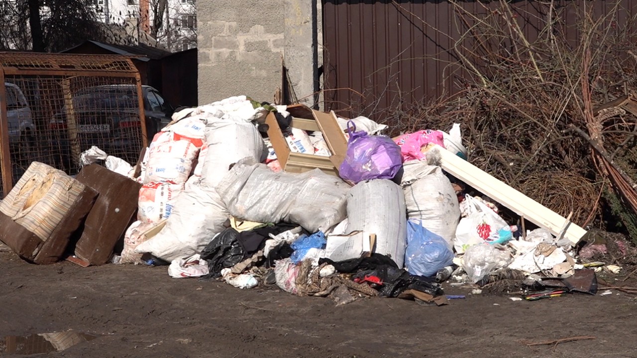 Сміття зі стихійного сміттєзвалища по вулиці Благовісній, 222 у Черкасах не вивозять протягом двох місяців