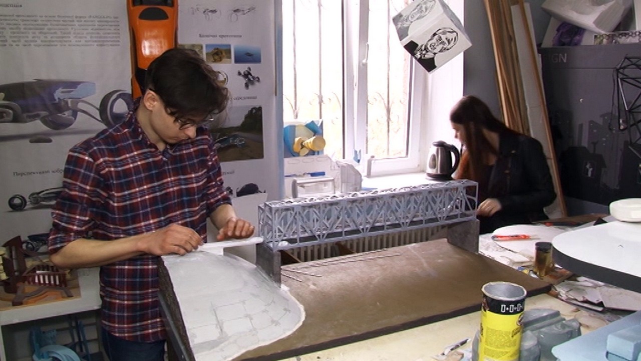 Об’ємний макет переправи через Дніпро створюють студенти-дизайнери для дітей з вадами зору