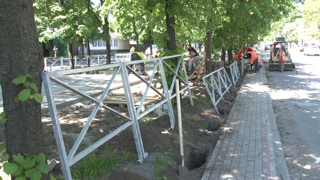 У Черкасах на бульварі Шевченка встановлюють паркан
