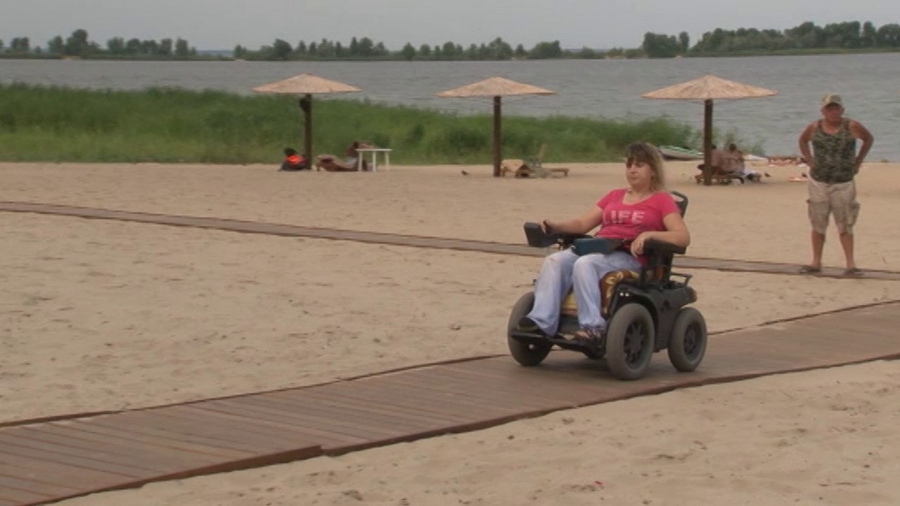 Роздягальню для людей з інвалідністю установили в Черкасах на пляжі «Митницький»