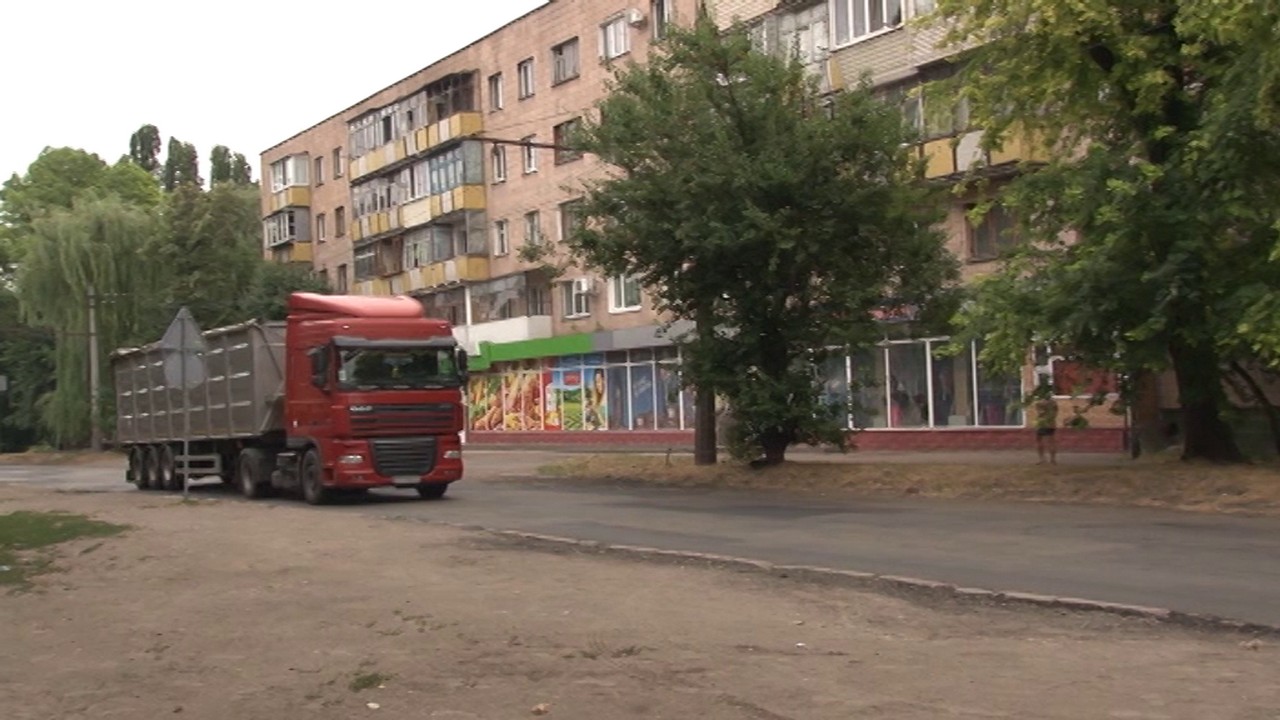 Мешканці будинку в Черкасах скаржаться на шум від вантажівок
