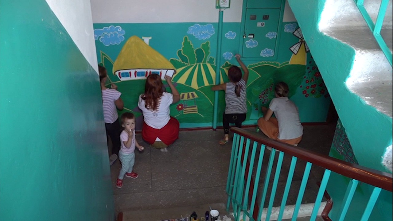 Вихованці художньої студії розфарбували стіни одного з черкаських під’їздів