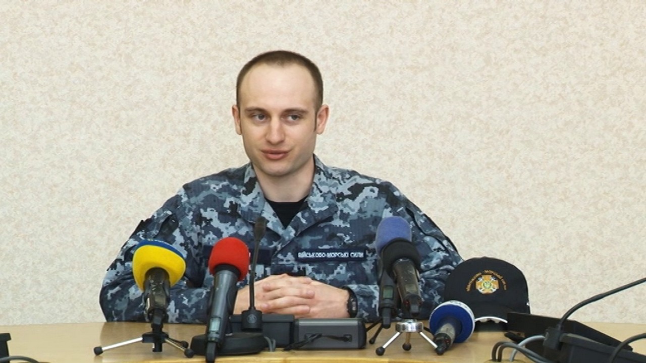 Звільненому з полону моряку Владиславу Костишину вручили пам’ятний знак
