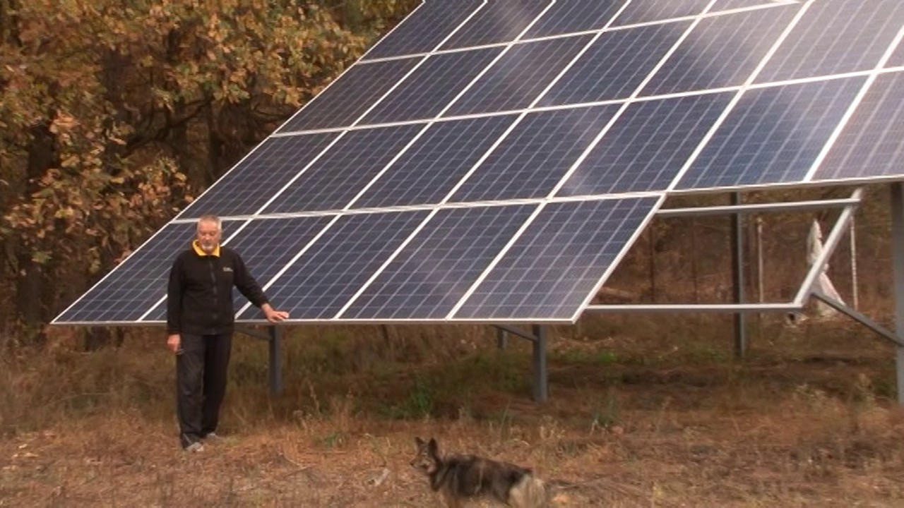 Пенсіонер переїхав до села та облаштував на городі станцію із сонячних батарей