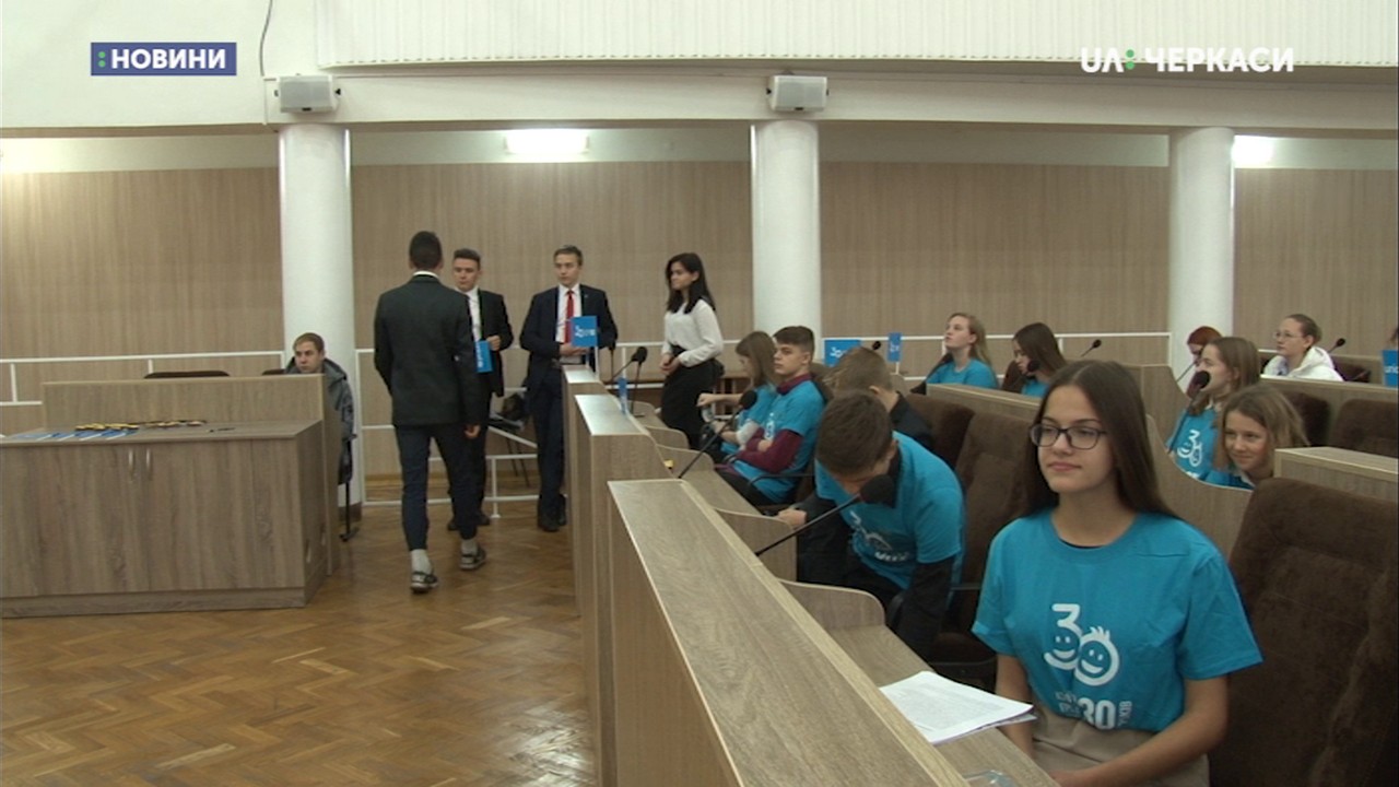 Депутати Черкаської міської ради поступилися робочим місцем школярам